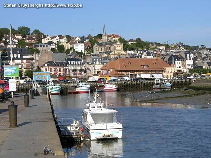 Trouville sur Mer Trouville-sur-mer, at the river mouth of the Touques, is a <br />
enjoyable seaside resort with fishing port and old historic centre. Stefan Cruysberghs